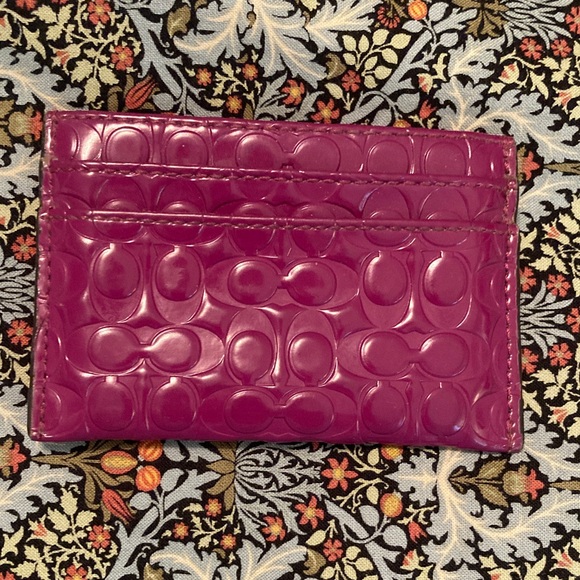 Coach Accessories - Coach Patent Embossed Card Case in Fuchsia, like new!🌸🩷🌸🩷